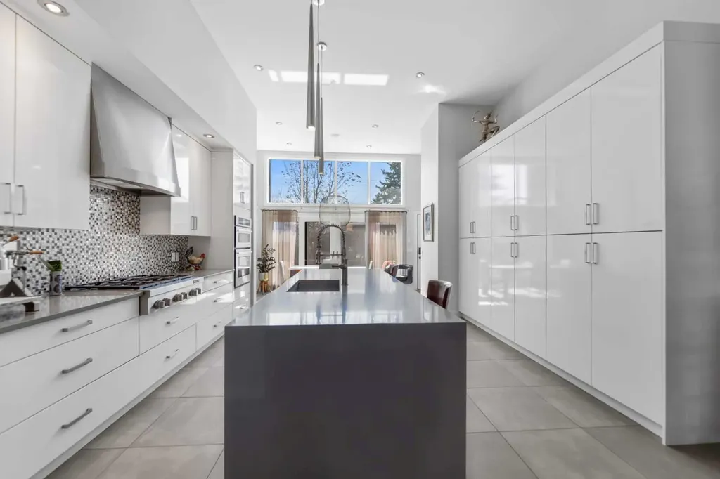 831 22 Avenue NW Calgary AB T2M 1P3