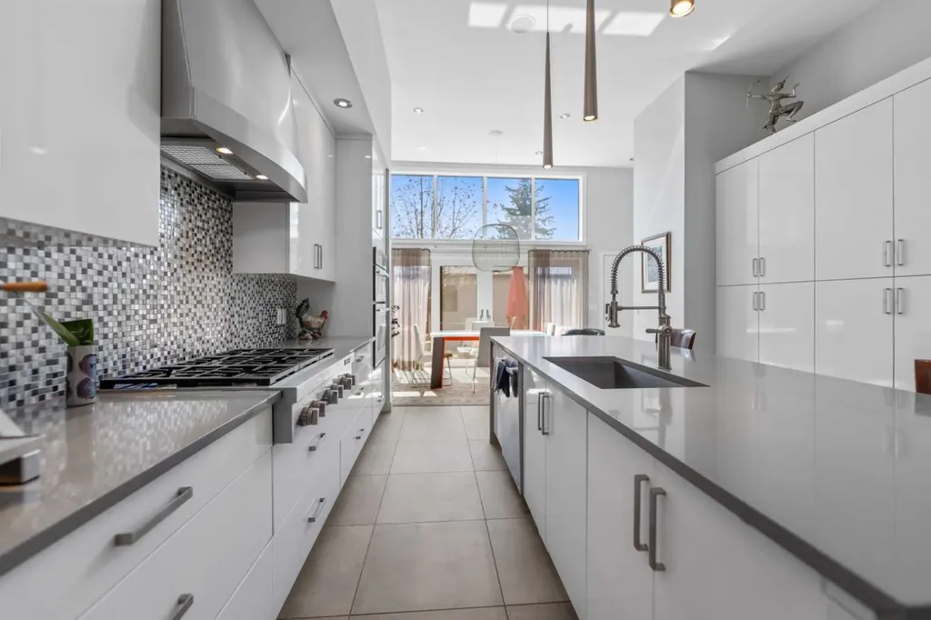 831 22 Avenue NW Calgary AB T2M 1P3