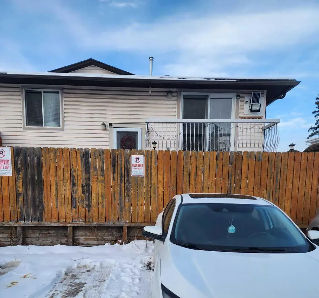1404 43 Street SE Calgary AB T2A 5E7