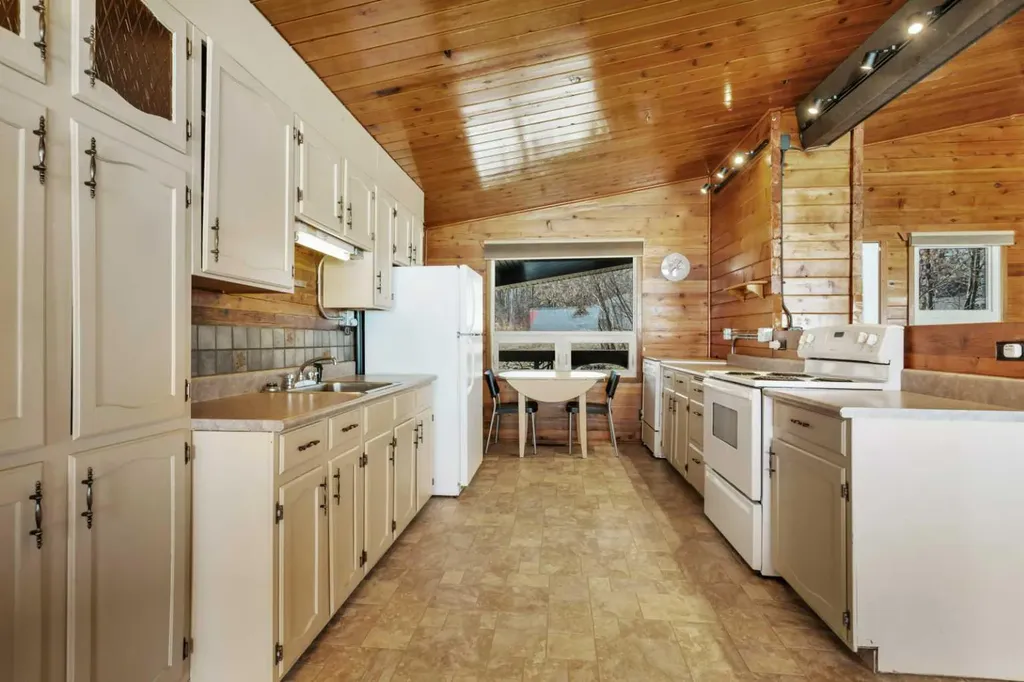 99 Grand Avenue Norglenwold AB T4S 1S5