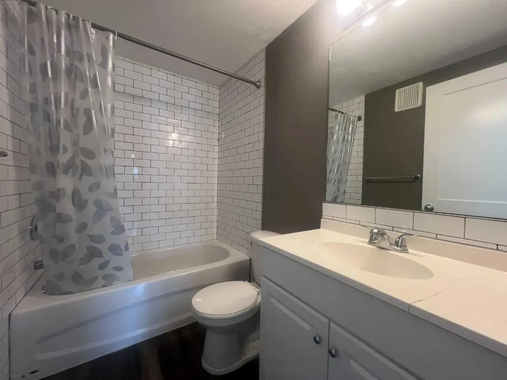 5611 10 Avenue Edson AB T7E 1R4