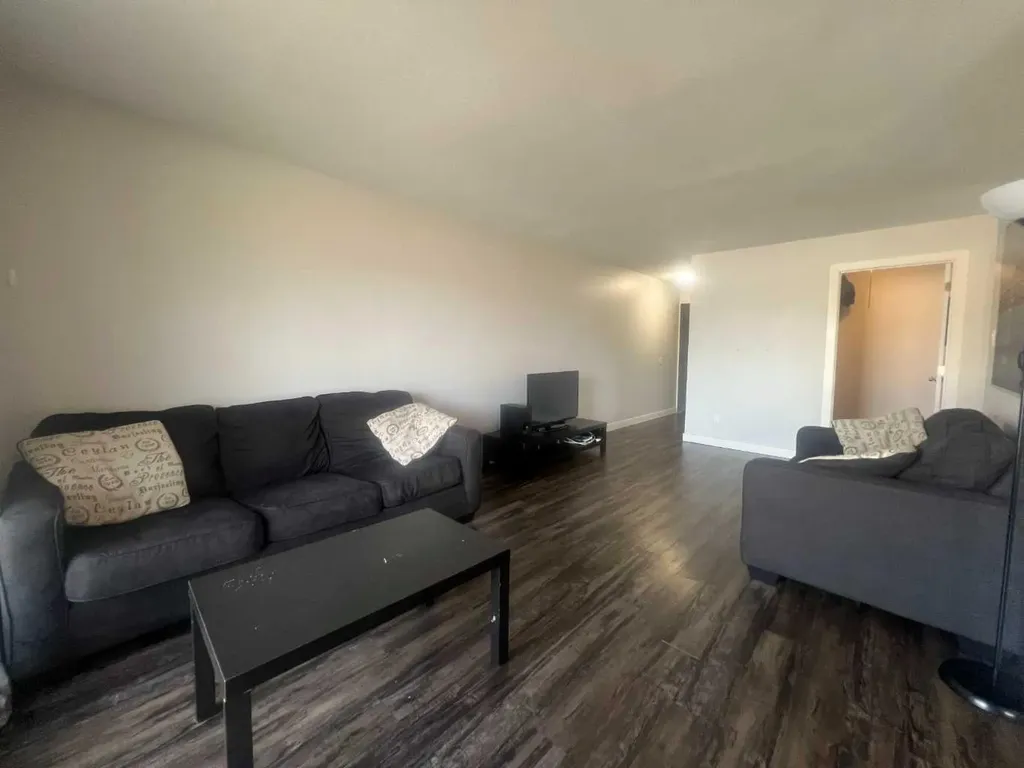 5611 10 Avenue Edson AB T7E 1R4