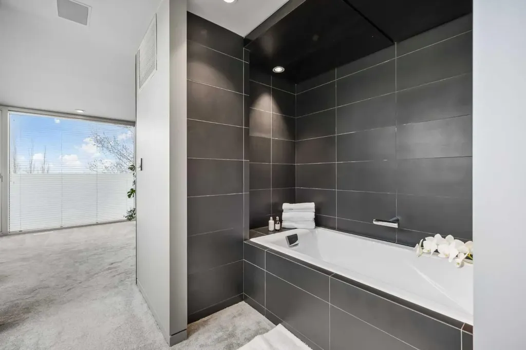 2115 29 Avenue SW Calgary AB T2T 1N6