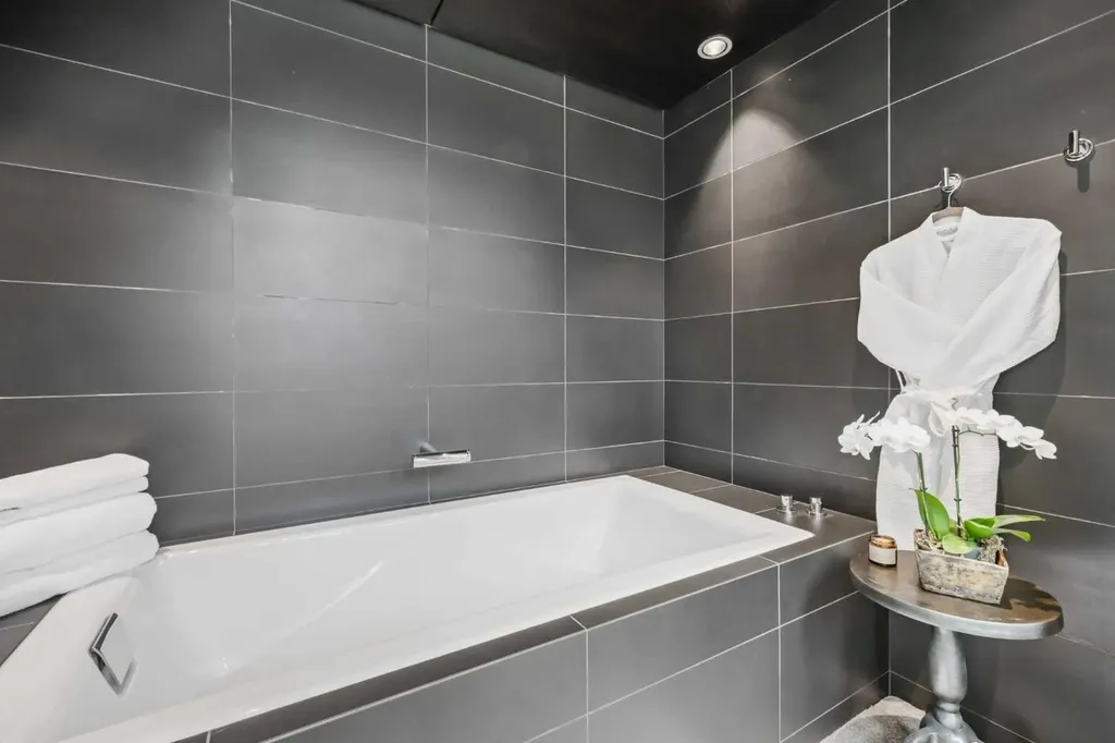 2115 29 Avenue SW Calgary AB T2T 1N6