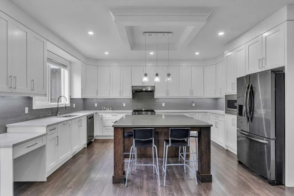205 Kinniburgh Cove Chestermere AB T1X 0Y6