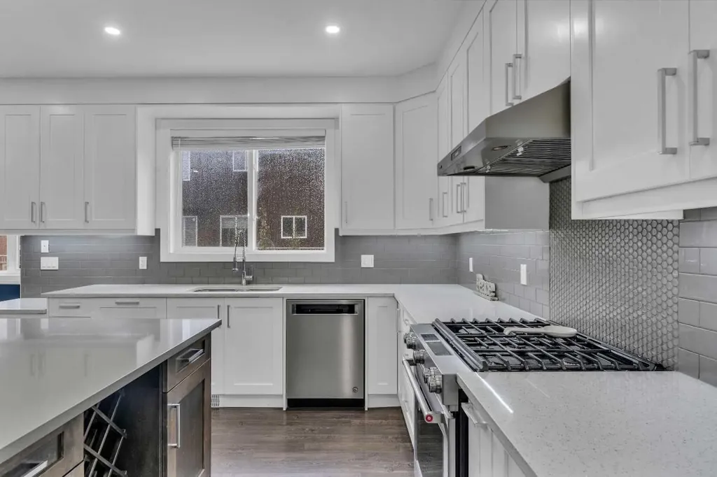 205 Kinniburgh Cove Chestermere AB T1X 0Y6