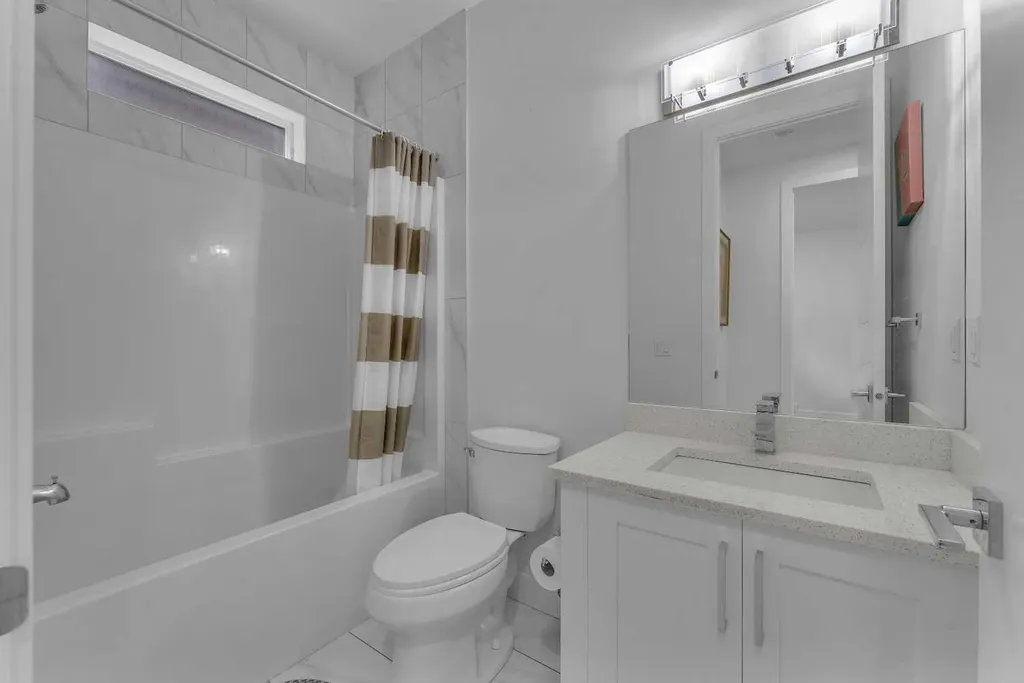 205 Kinniburgh Cove Chestermere AB T1X 0Y6