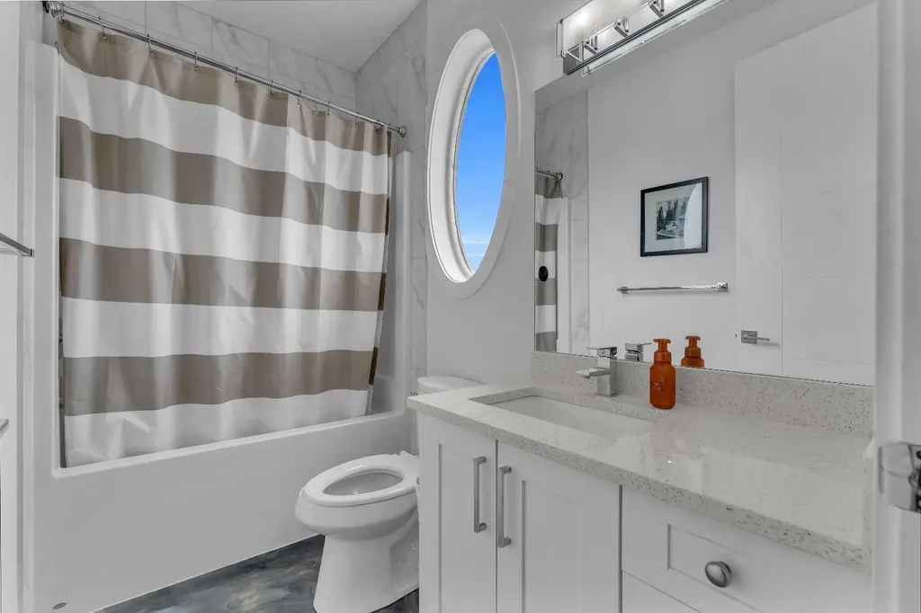 205 Kinniburgh Cove Chestermere AB T1X 0Y6
