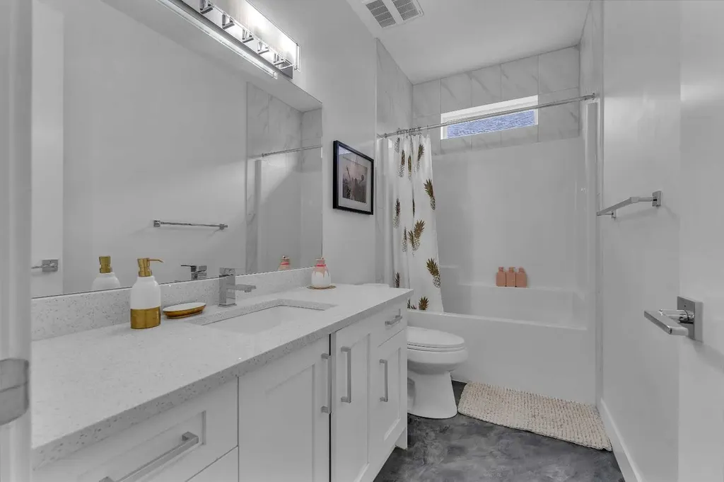 205 Kinniburgh Cove Chestermere AB T1X 0Y6