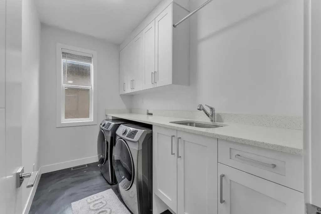205 Kinniburgh Cove Chestermere AB T1X 0Y6