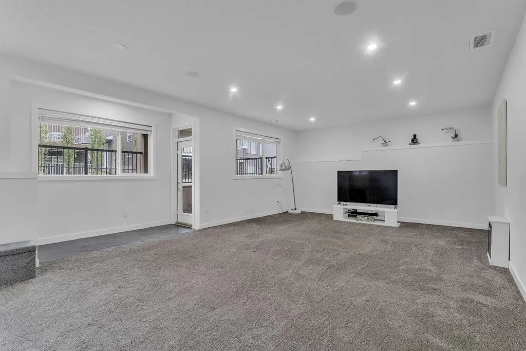 205 Kinniburgh Cove Chestermere AB T1X 0Y6