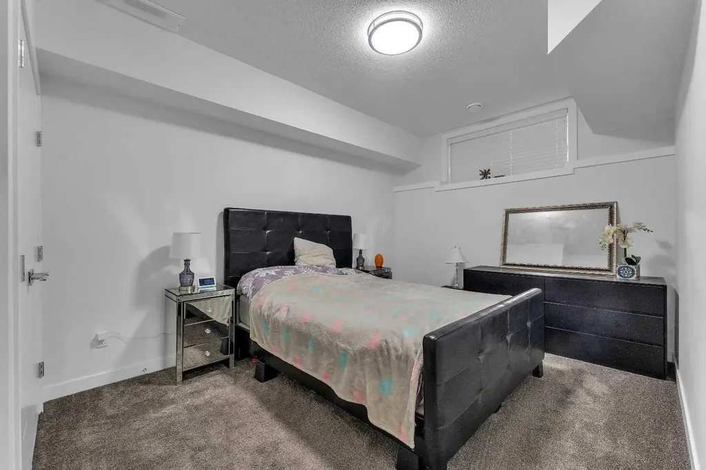 205 Kinniburgh Cove Chestermere AB T1X 0Y6