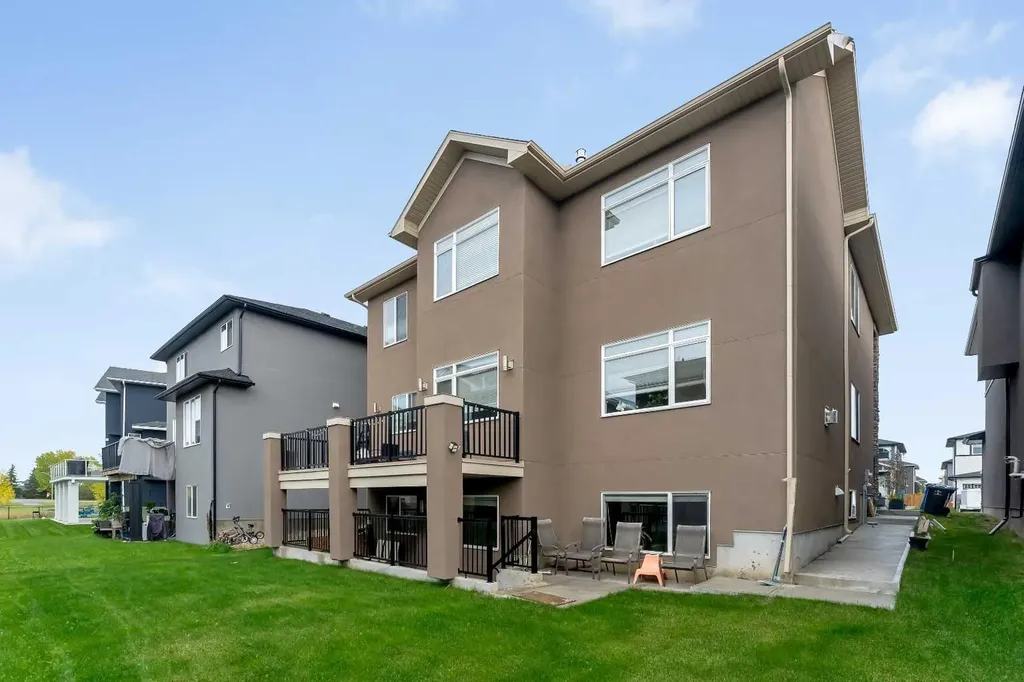 205 Kinniburgh Cove Chestermere AB T1X 0Y6