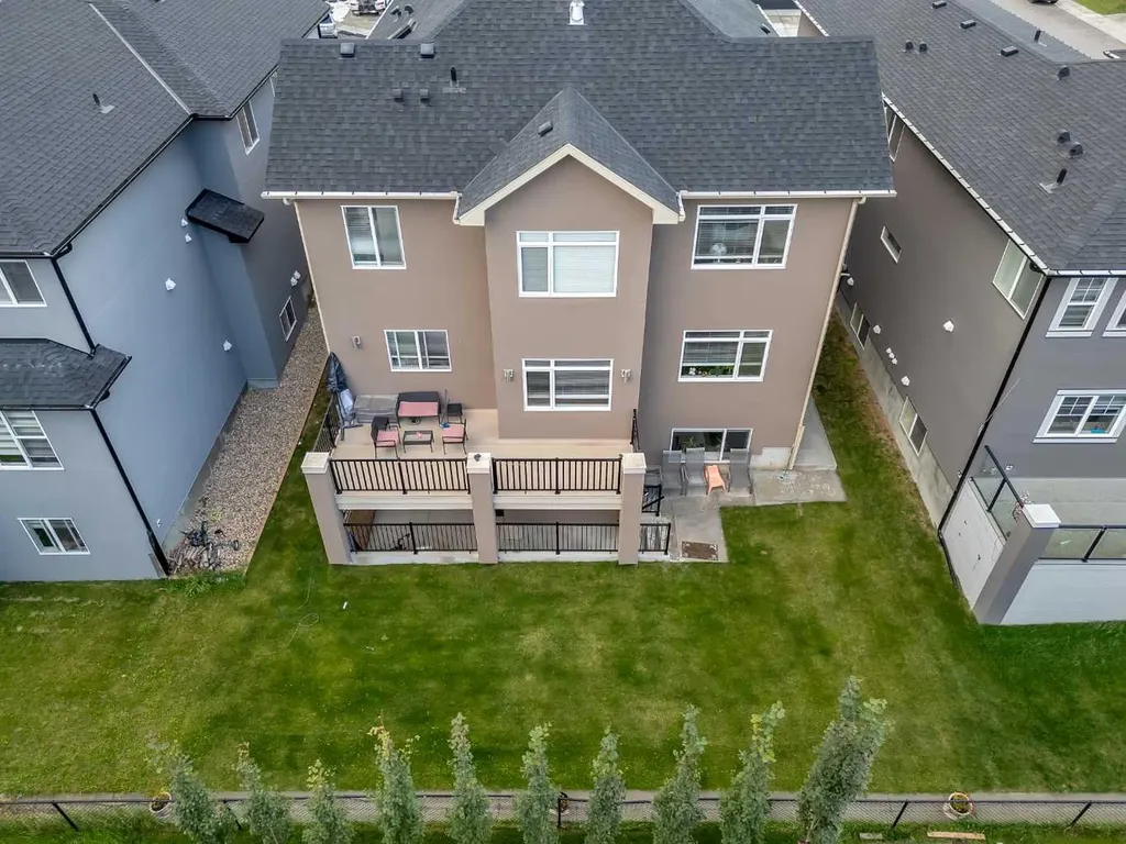 205 Kinniburgh Cove Chestermere AB T1X 0Y6