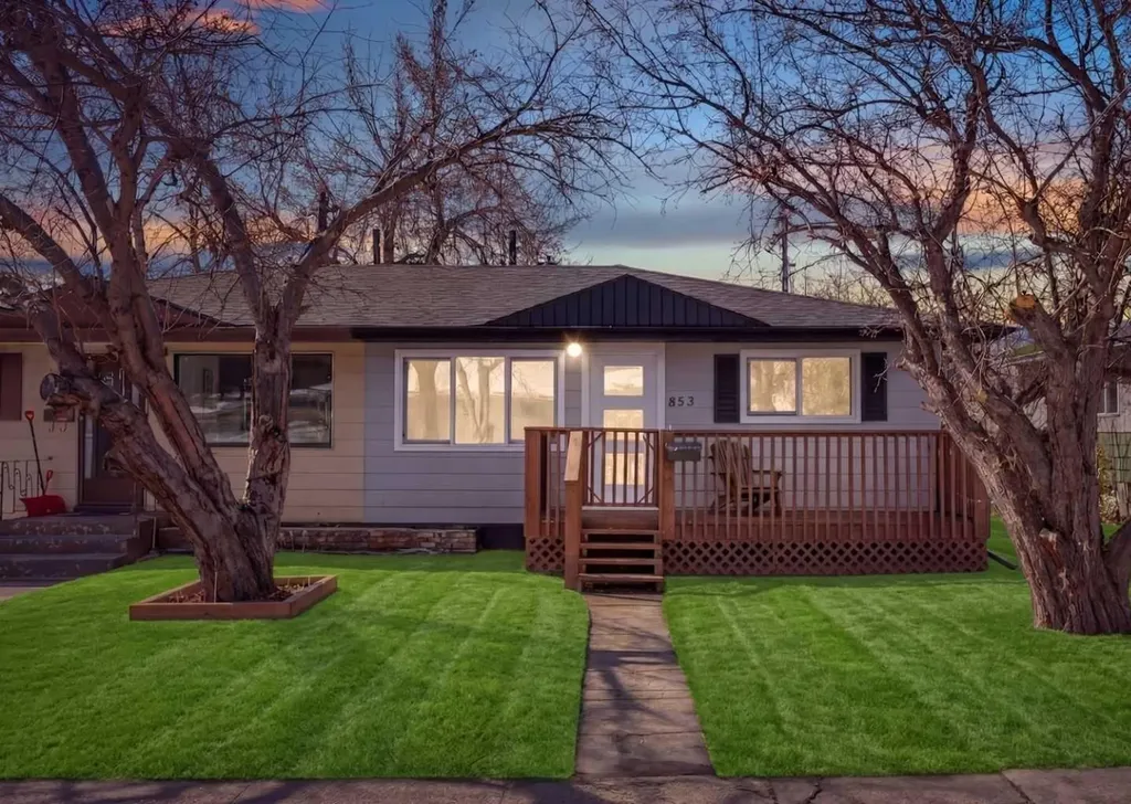 853 Northmount Drive NW Calgary AB T2L 0A3