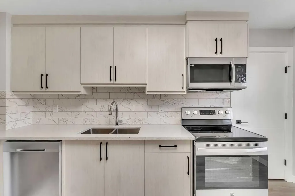 853 Northmount Drive NW Calgary AB T2L 0A3