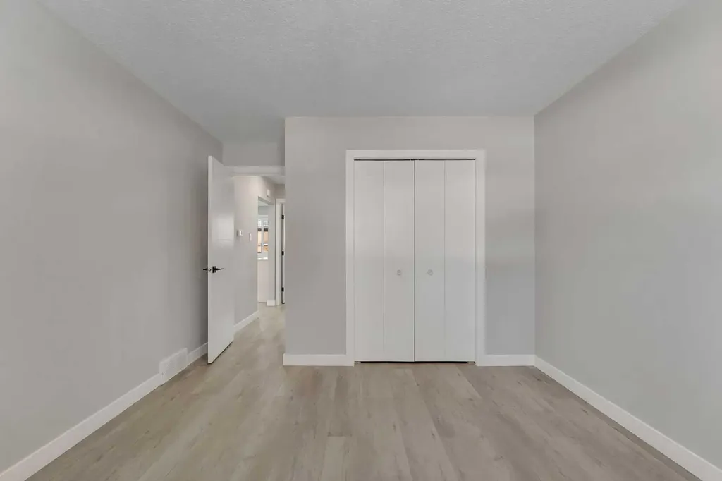 853 Northmount Drive NW Calgary AB T2L 0A3
