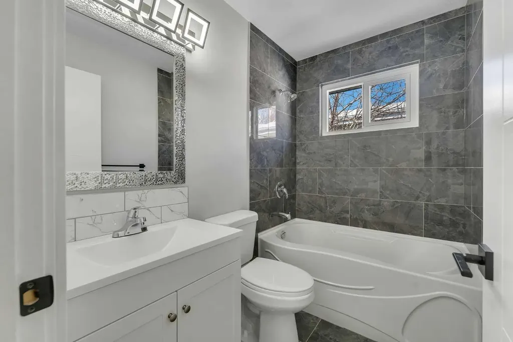 853 Northmount Drive NW Calgary AB T2L 0A3