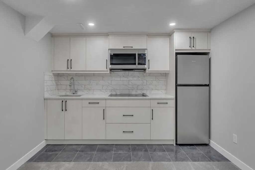 853 Northmount Drive NW Calgary AB T2L 0A3