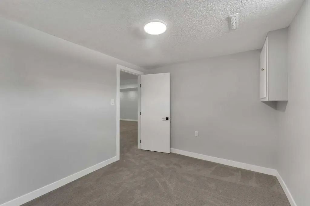 853 Northmount Drive NW Calgary AB T2L 0A3