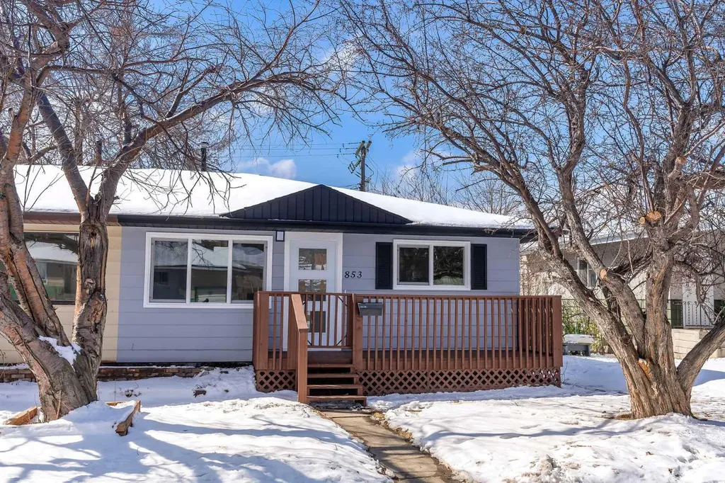 853 Northmount Drive NW Calgary AB T2L 0A3