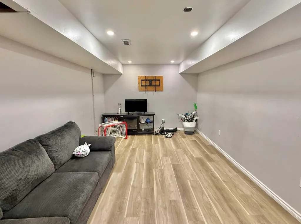389 Mountain Street Hinton AB T7V1K6