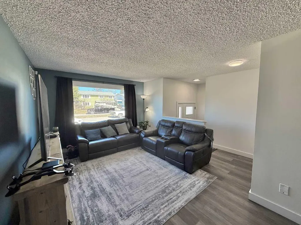 389 Mountain Street Hinton AB T7V1K6