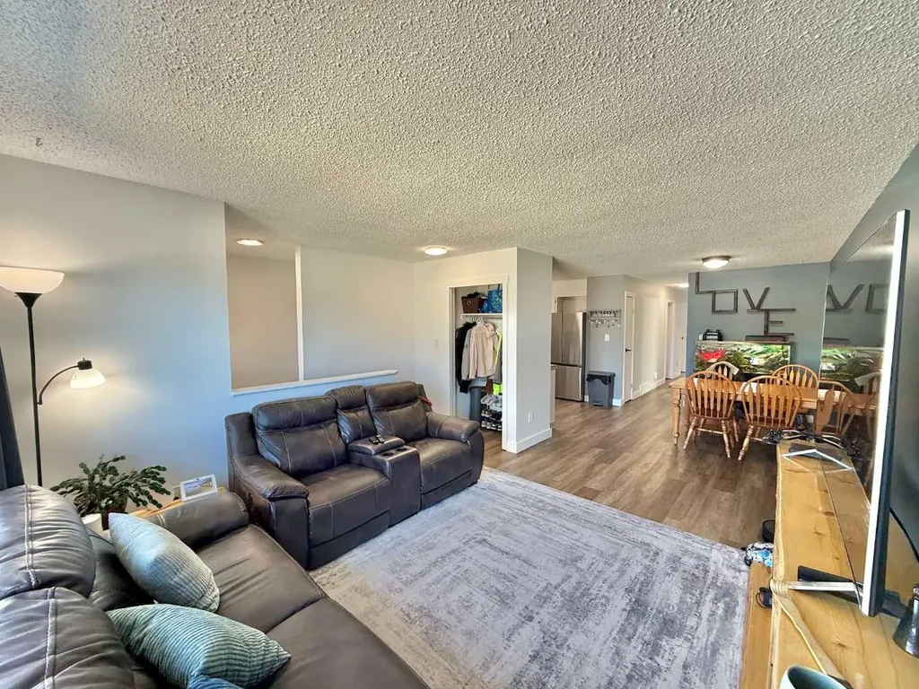 389 Mountain Street Hinton AB T7V1K6