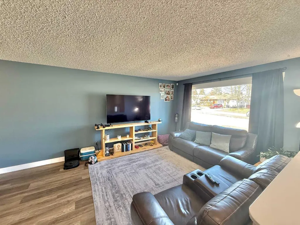 389 Mountain Street Hinton AB T7V1K6