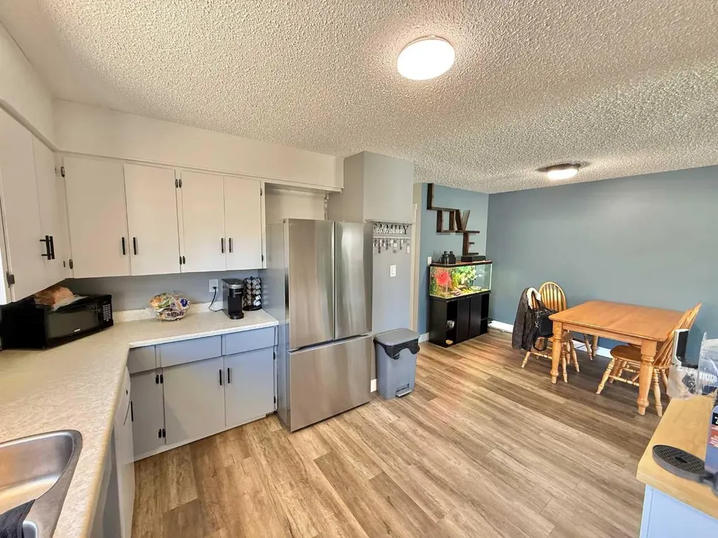 389 Mountain Street Hinton AB T7V1K6