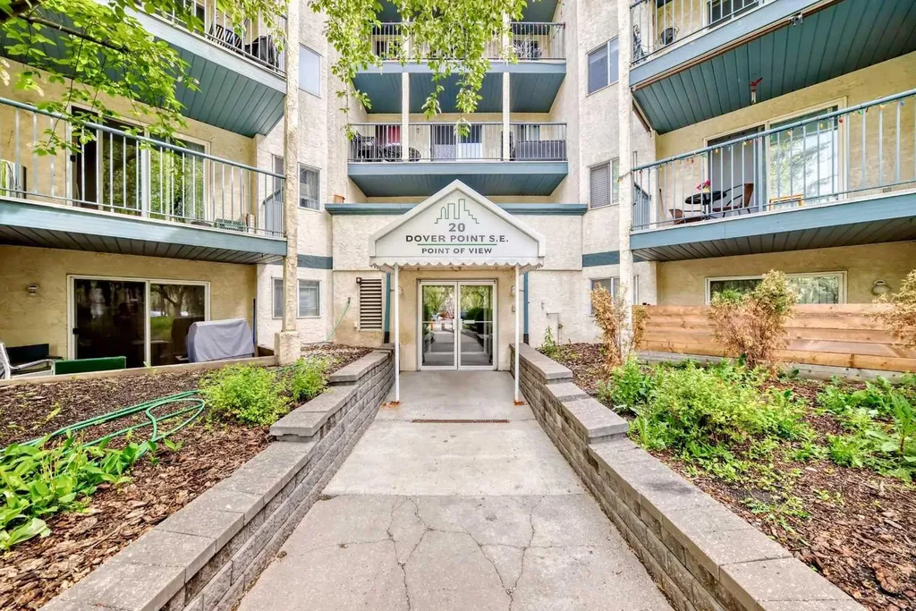 20 Dover Point SE Calgary AB T2B 3K3