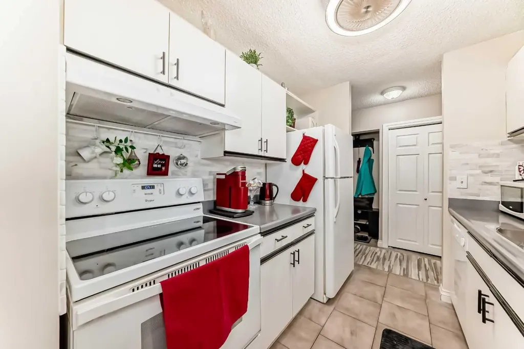 20 Dover Point SE Calgary AB T2B 3K3