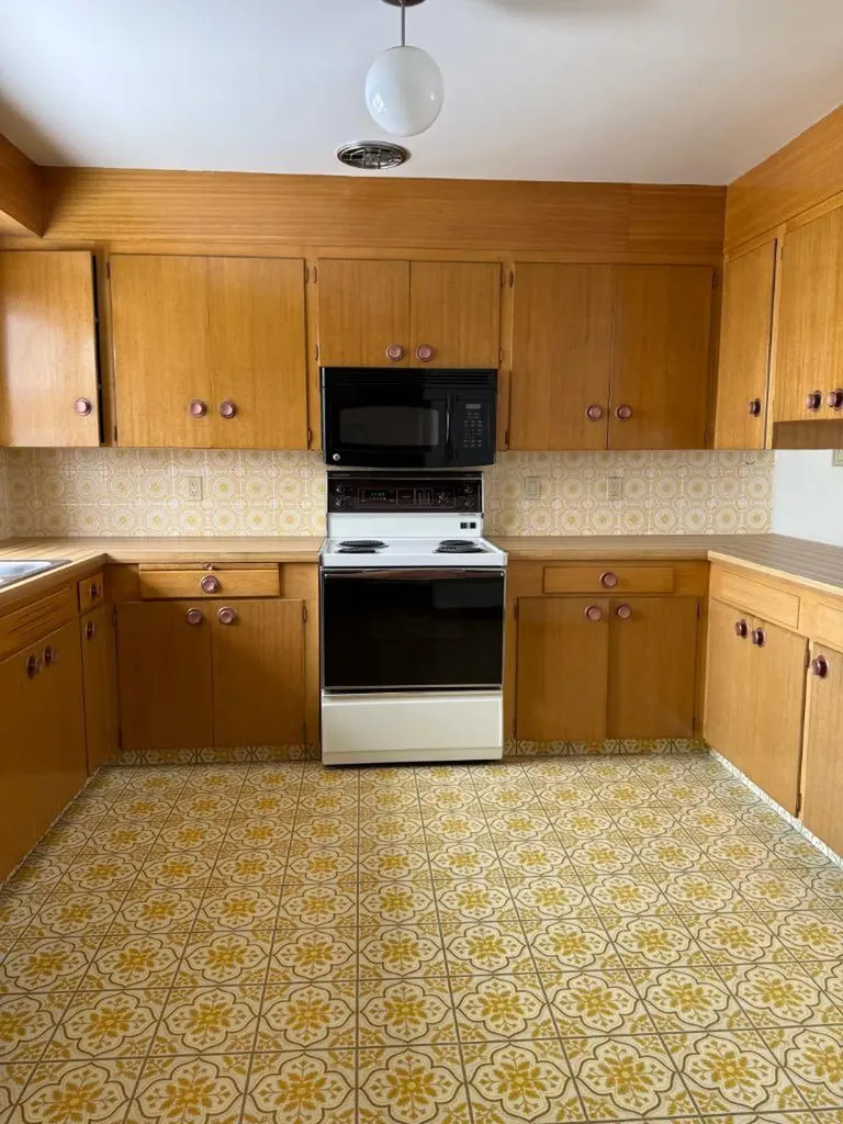 1731 12 Avenue NW Calgary AB T2N 1J3