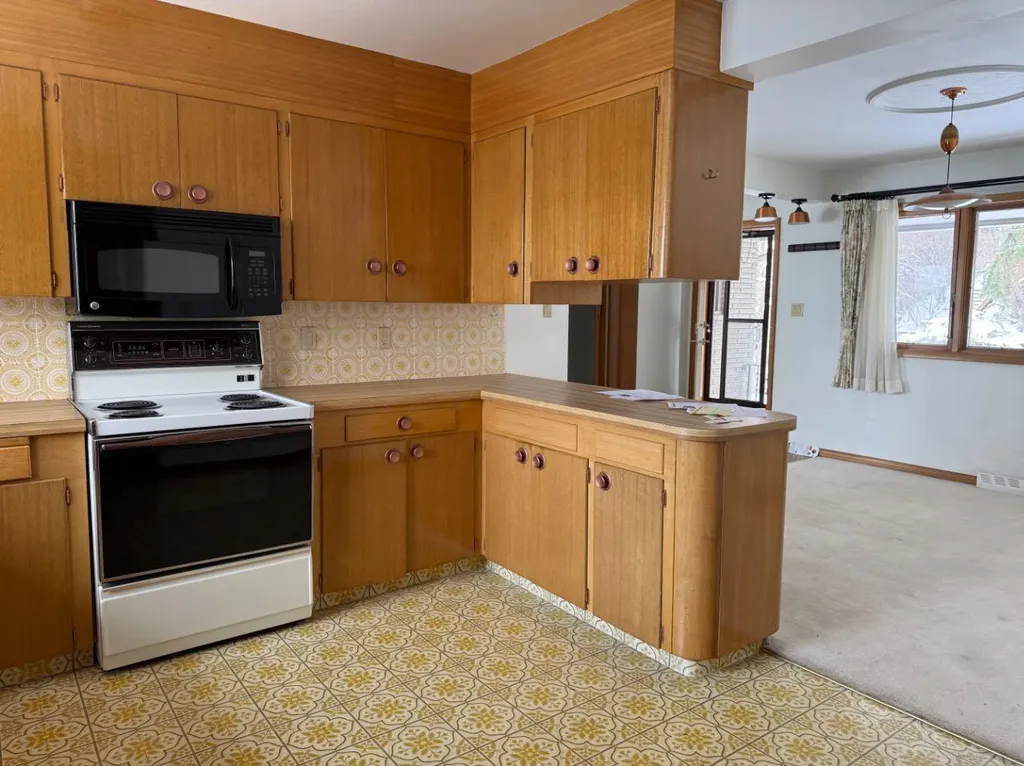 1731 12 Avenue NW Calgary AB T2N 1J3