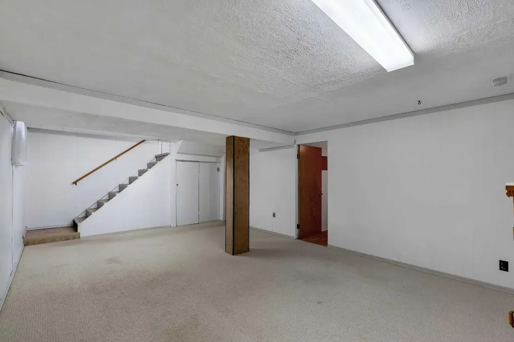 212 Westwood Drive SW Calgary AB T3C 2W3