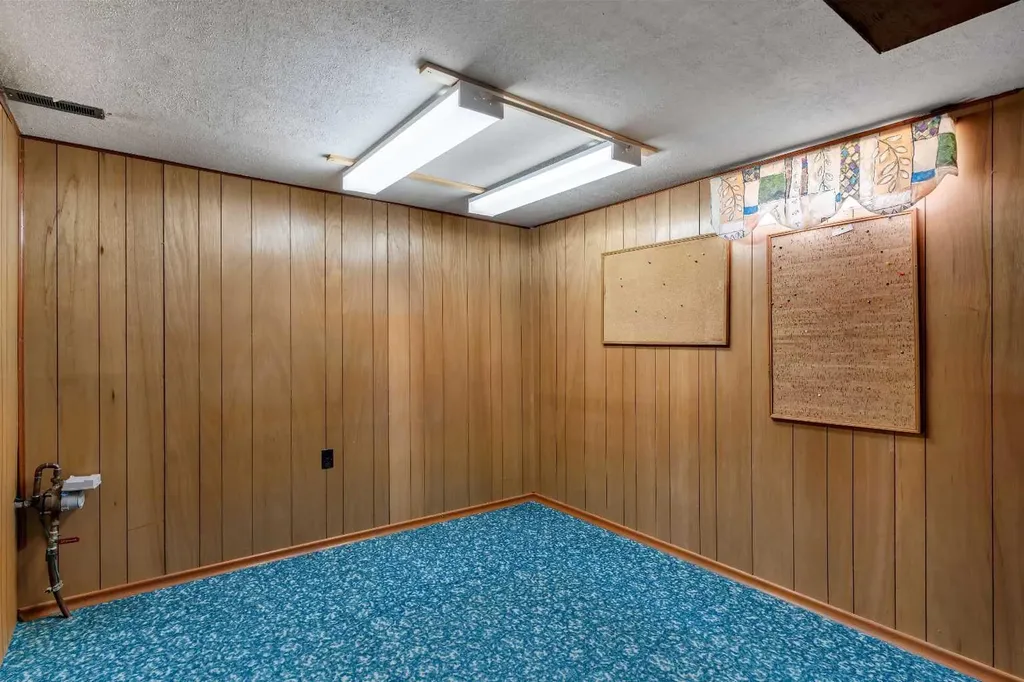 212 Westwood Drive SW Calgary AB T3C 2W3