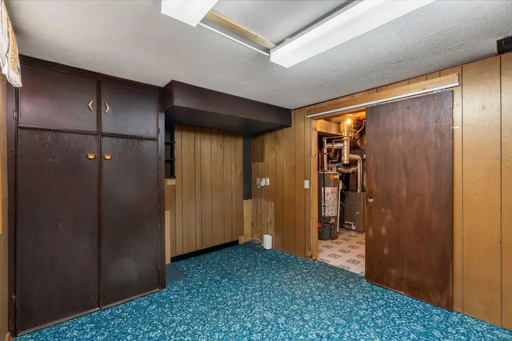 212 Westwood Drive SW Calgary AB T3C 2W3
