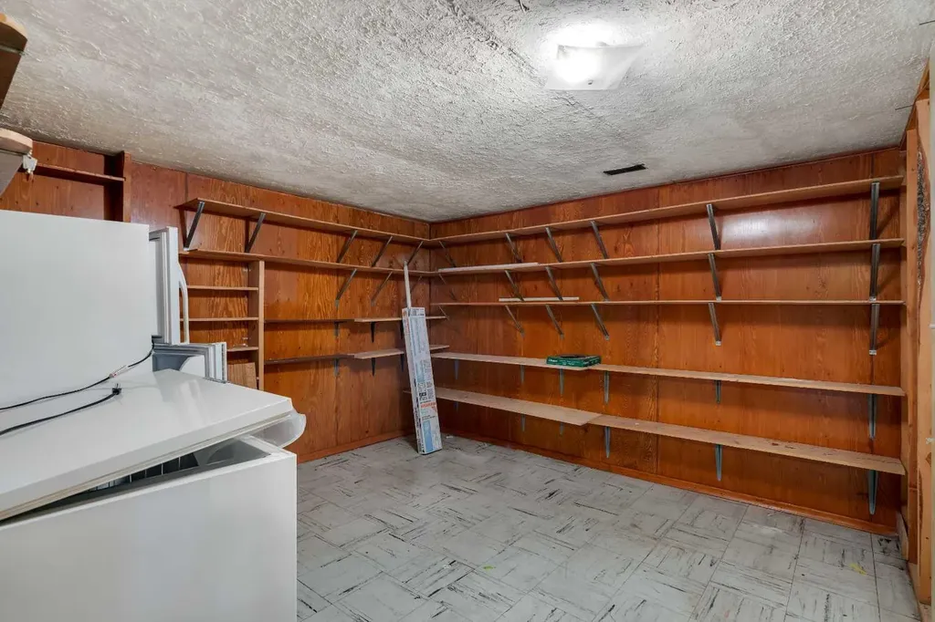 212 Westwood Drive SW Calgary AB T3C 2W3