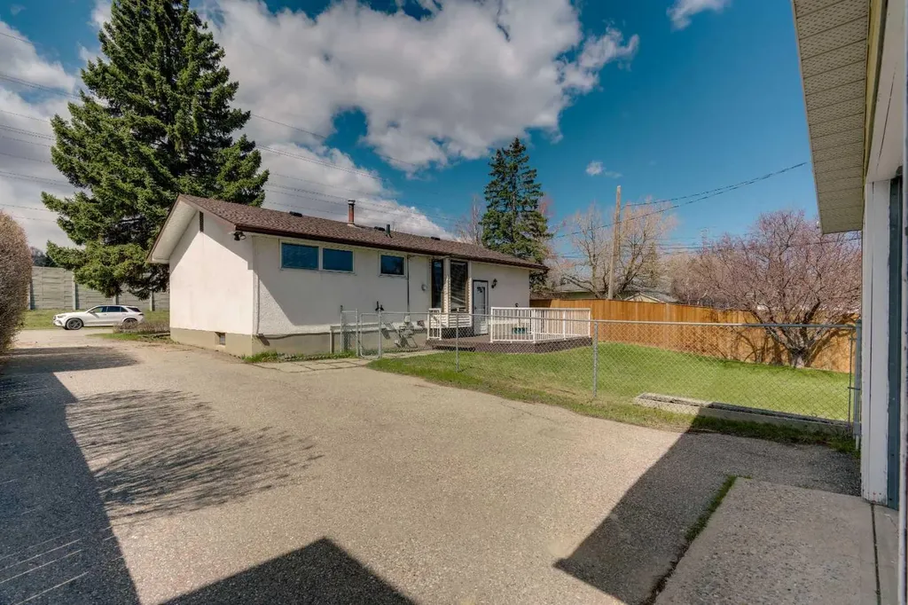212 Westwood Drive SW Calgary AB T3C 2W3