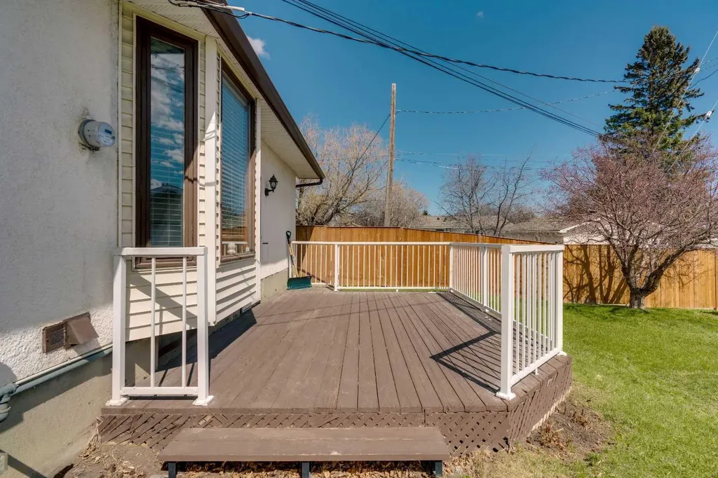 212 Westwood Drive SW Calgary AB T3C 2W3