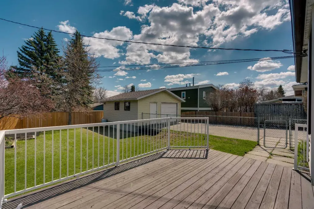 212 Westwood Drive SW Calgary AB T3C 2W3