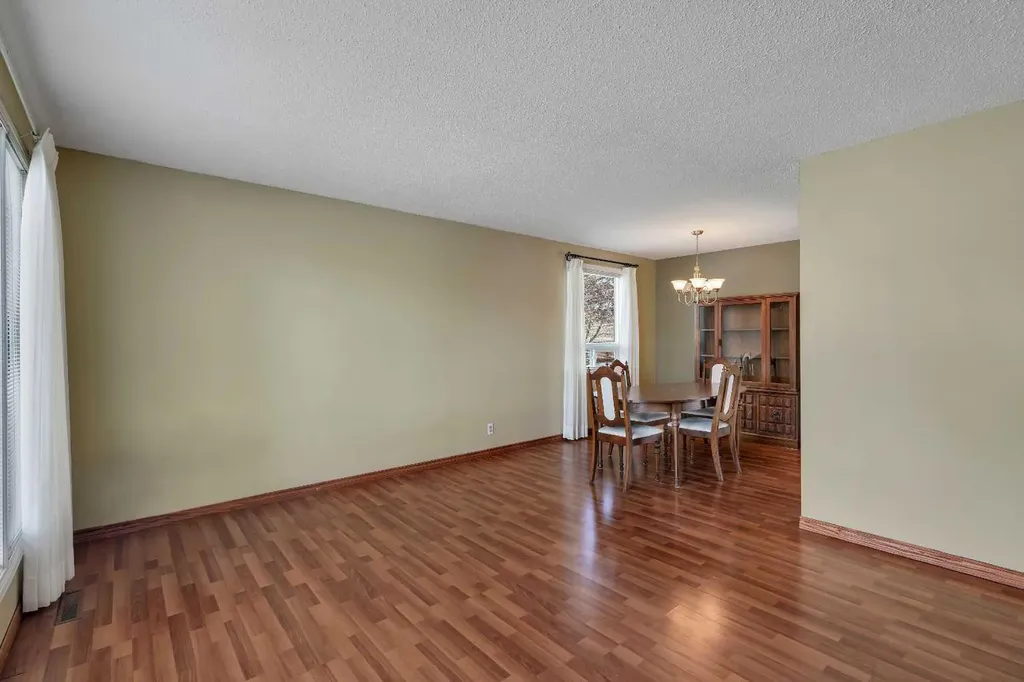 212 Westwood Drive SW Calgary AB T3C 2W3