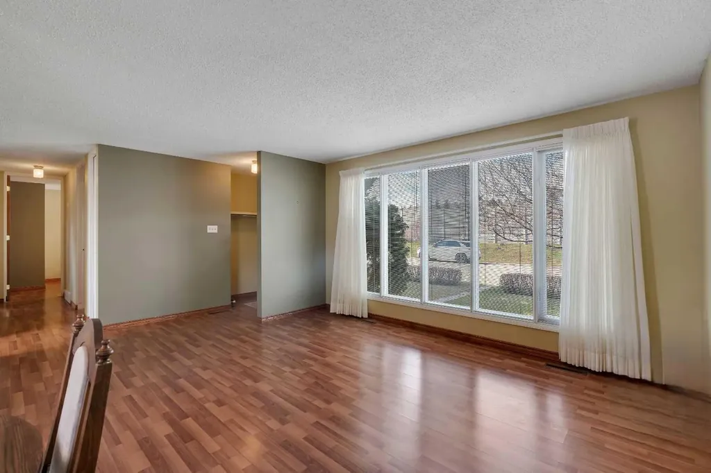212 Westwood Drive SW Calgary AB T3C 2W3
