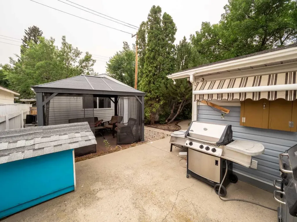 1202 13 Street S Lethbridge AB T1K 1S9