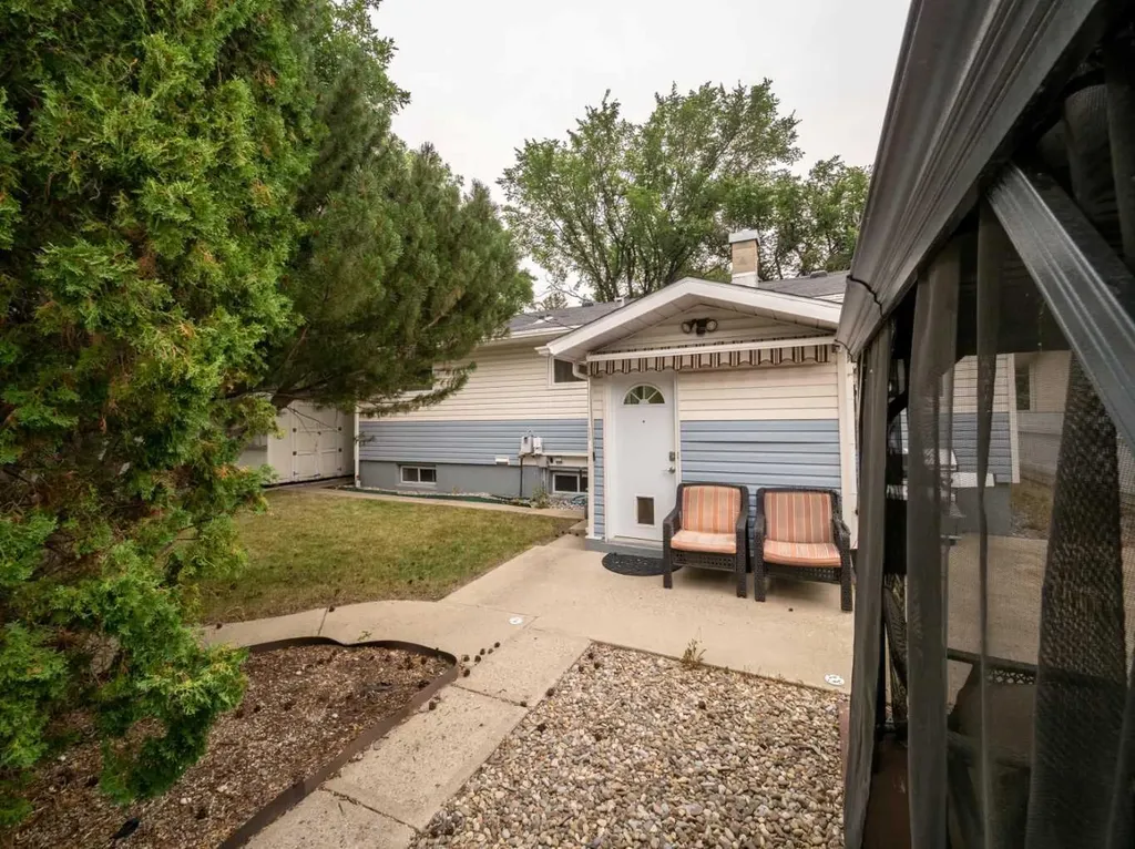 1202 13 Street S Lethbridge AB T1K 1S9