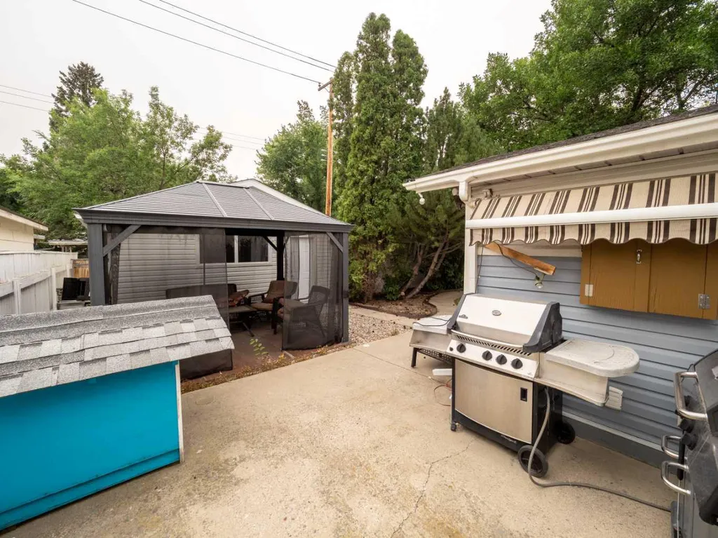 1202 13 Street S Lethbridge AB T1K 1S9