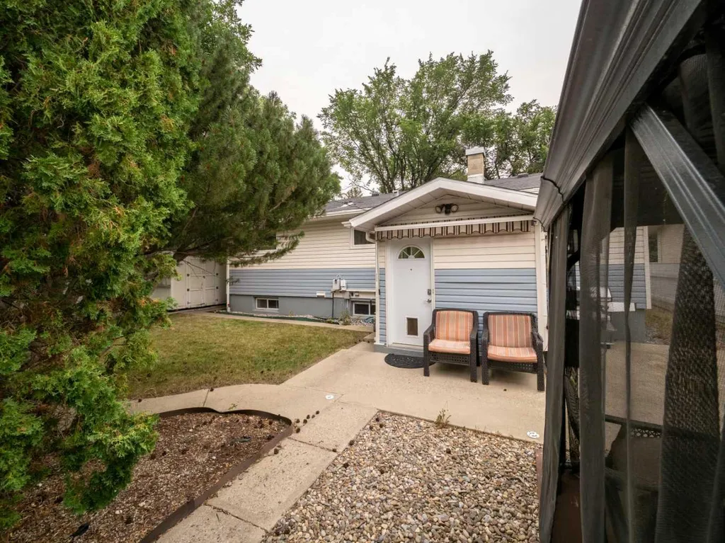 1202 13 Street S Lethbridge AB T1K 1S9