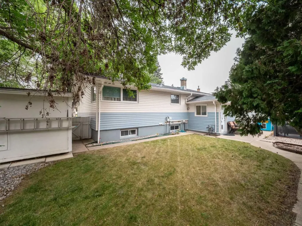 1202 13 Street S Lethbridge AB T1K 1S9