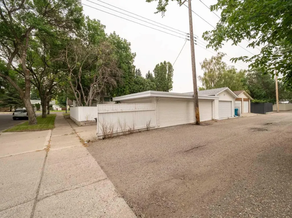 1202 13 Street S Lethbridge AB T1K 1S9