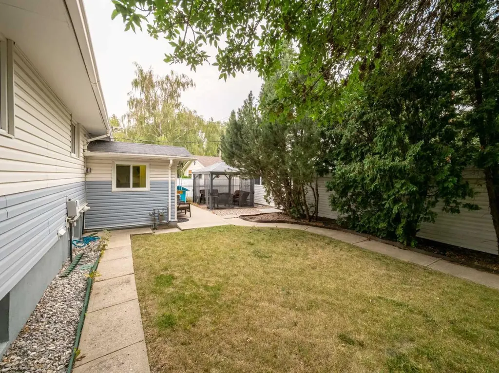 1202 13 Street S Lethbridge AB T1K 1S9